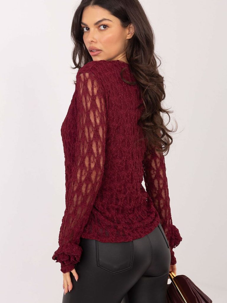 Blouse rouge en dentelle avec roses brodées, manches ajourées, col rond — vue 2