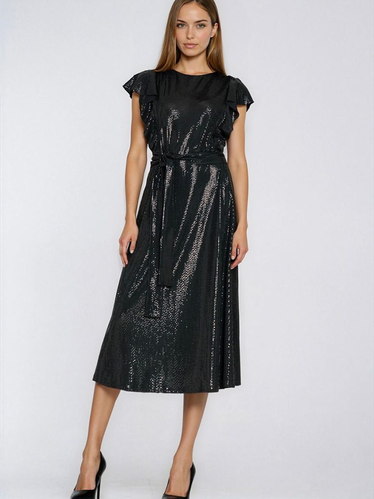 Robe soirée noire avec paillettes cousues et volants délicats sur épaules