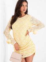 Robe de cocktail courte en dentelle, coupe crayon ajustée avec manches longues