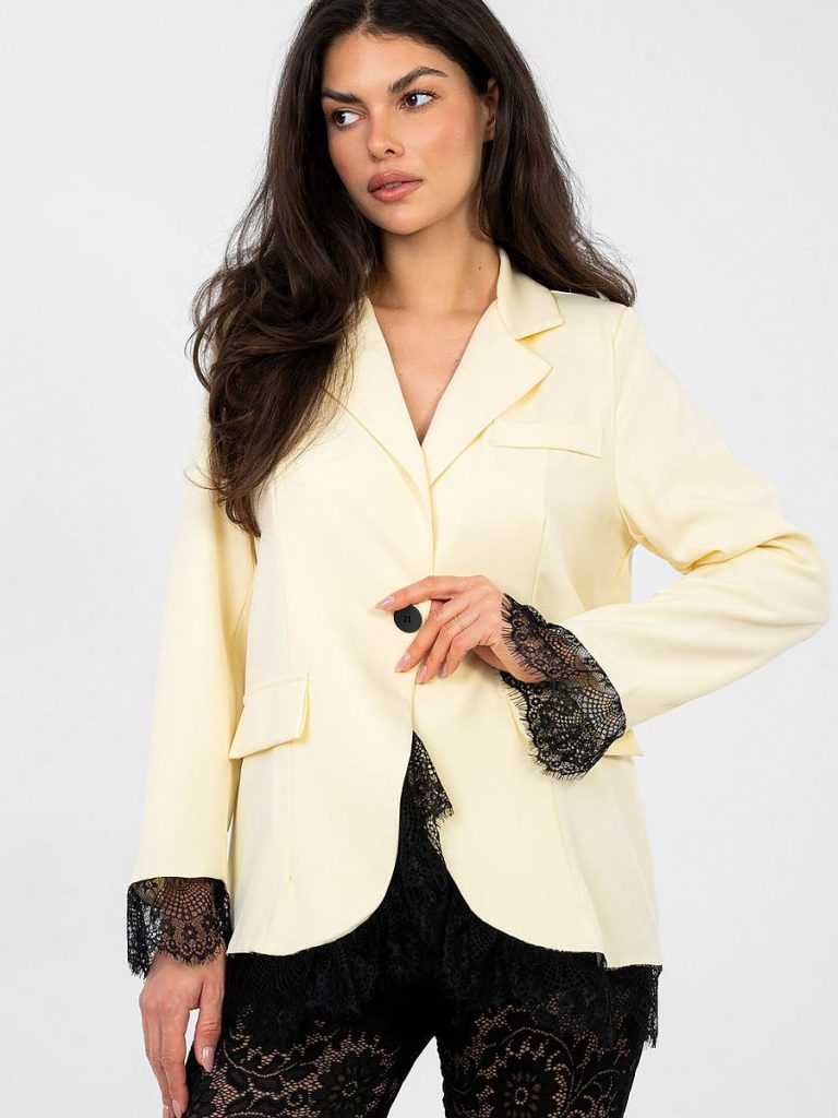 Veste blazer beige avec manches dentelle raffinée, coupe épurée femme