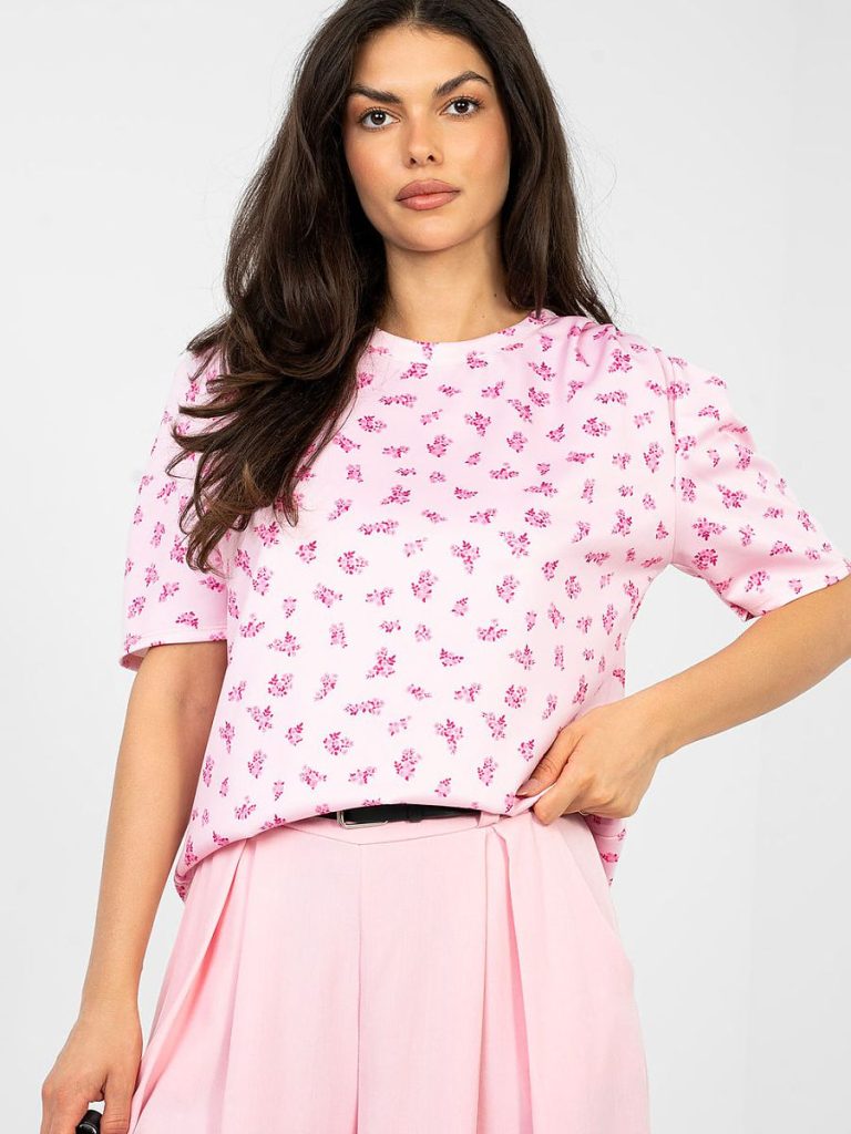 Chemisier floral rosé manches courtes col rond, coupe ajustée plis