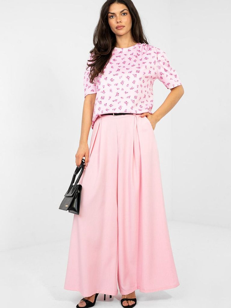 Chemisier floral rosé manches courtes col rond, coupe ajustée plis — vue 1