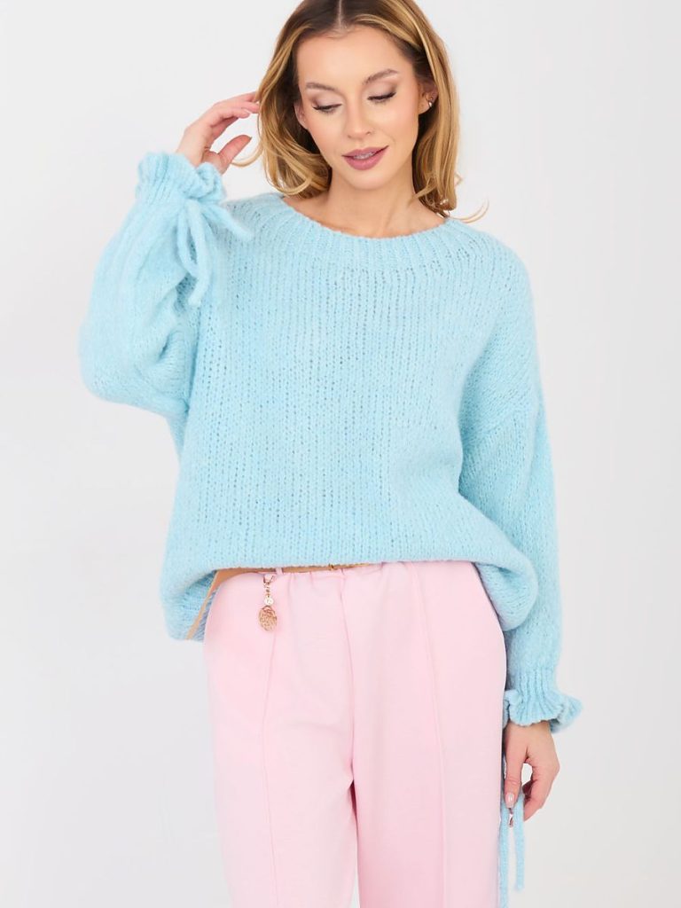 Pull bleu col rond avec volants discrets aux poignets, vue de face