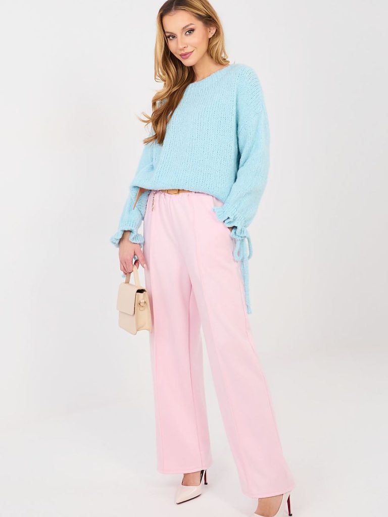 Pull bleu col rond avec volants discrets aux poignets, vue de face — vue 1