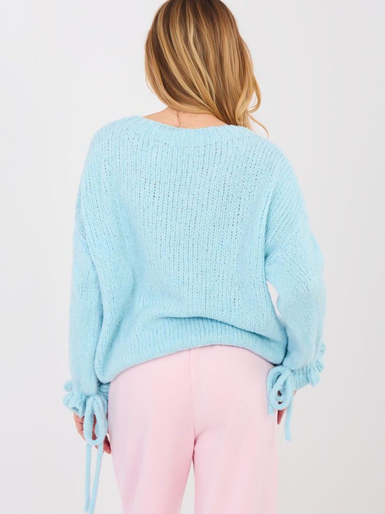 Pull bleu col rond avec volants discrets aux poignets, vue de face — vue 2