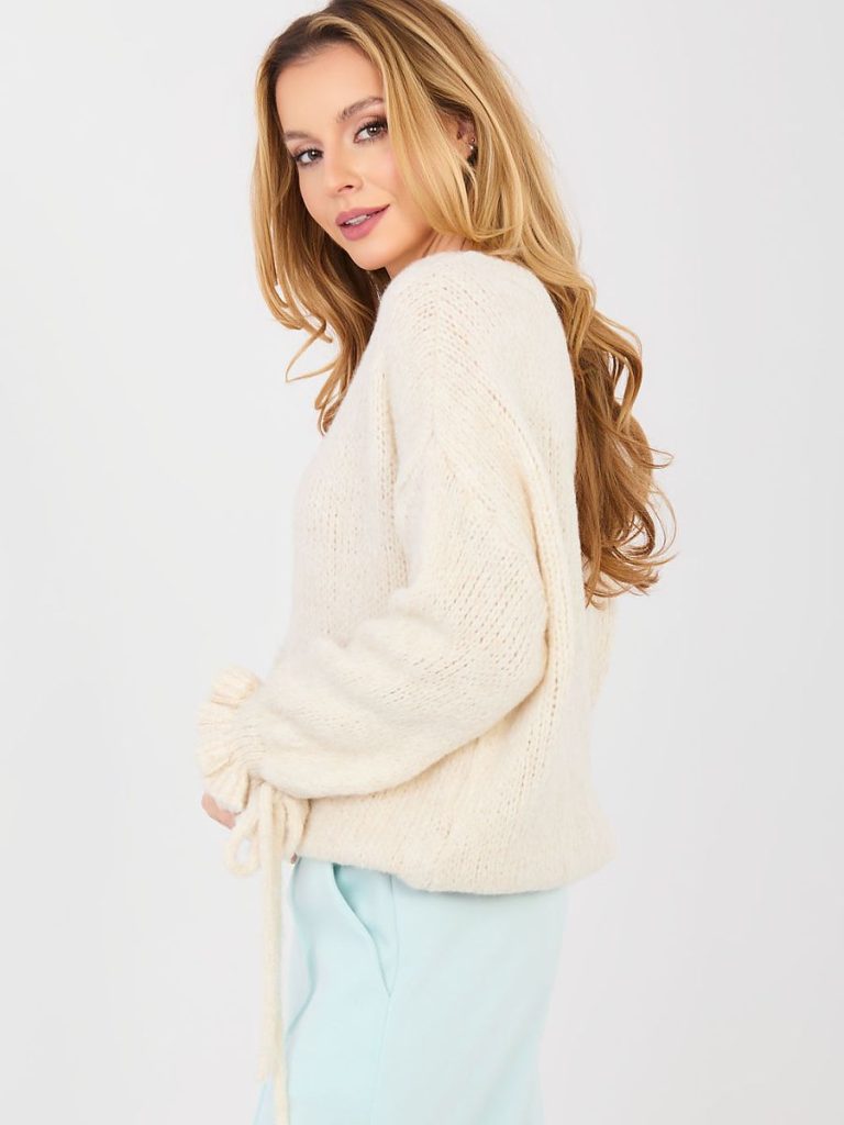 Pull Lucie beige col rond avec volants féminins aux manches — vue 3