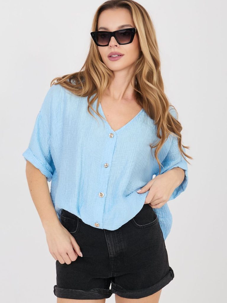 Chemise Soline bleu décolleté V, manches courtes, femme élégante