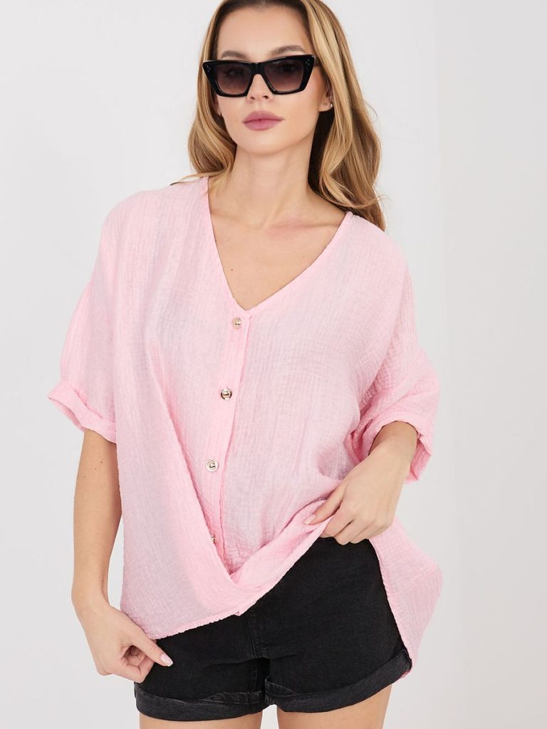 Chemise Victoria sans col rosé tendre, décolleté V, manches courtes