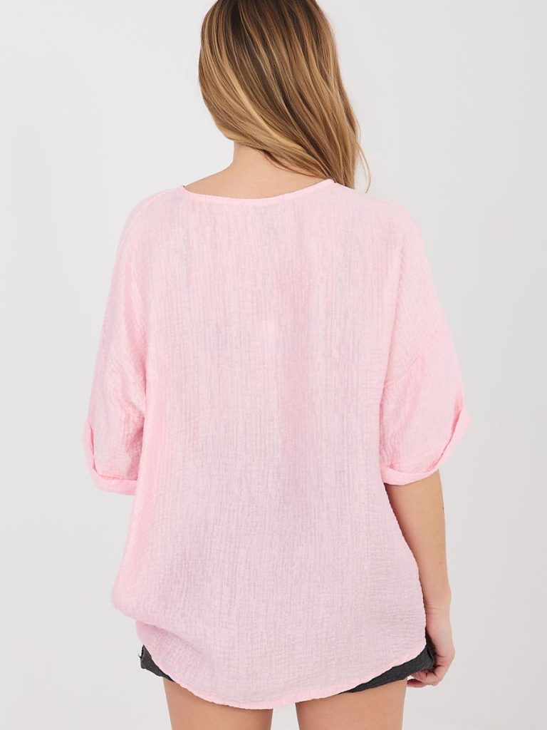 Chemise Victoria sans col rosé tendre, décolleté V, manches courtes — vue 2