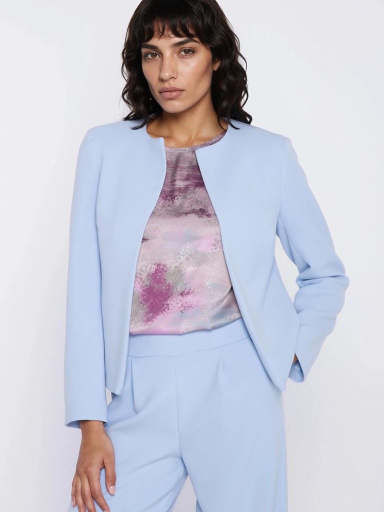 Blazer bleu femme coupe précise épaulettes discrètes