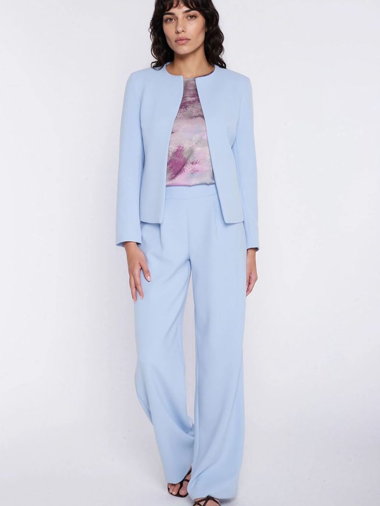 Blazer bleu femme coupe précise épaulettes discrètes — vue 1