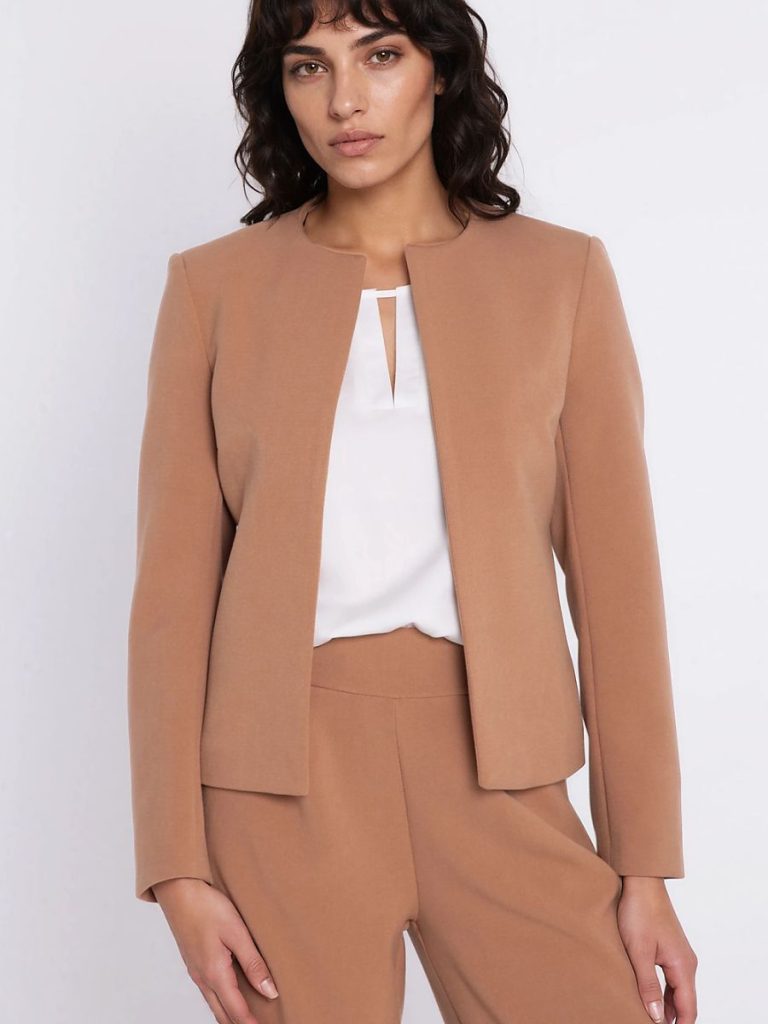 Blazer beige structuré femme, coupe épurée et flatteuse — vue 3