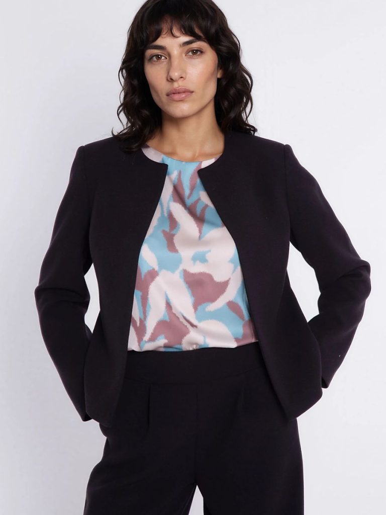 Blazer noir structuré porté en tailleur avec pantalon taille haute