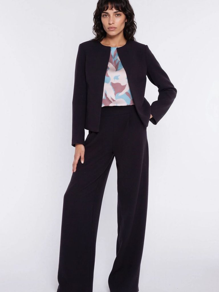 Blazer noir structuré porté en tailleur avec pantalon taille haute — vue 1
