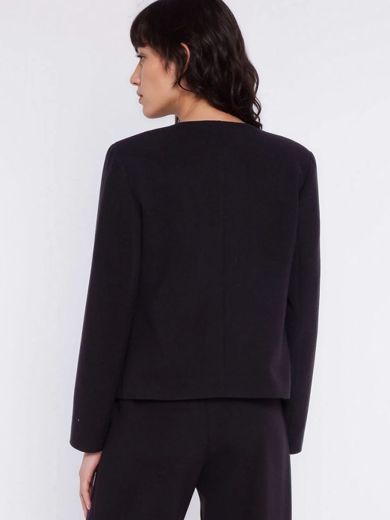 Blazer noir structuré porté en tailleur avec pantalon taille haute — vue 2