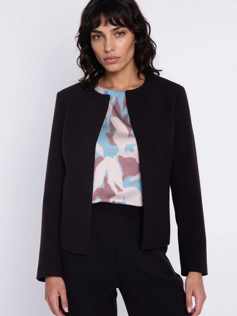 Blazer noir structuré porté en tailleur avec pantalon taille haute — vue 3