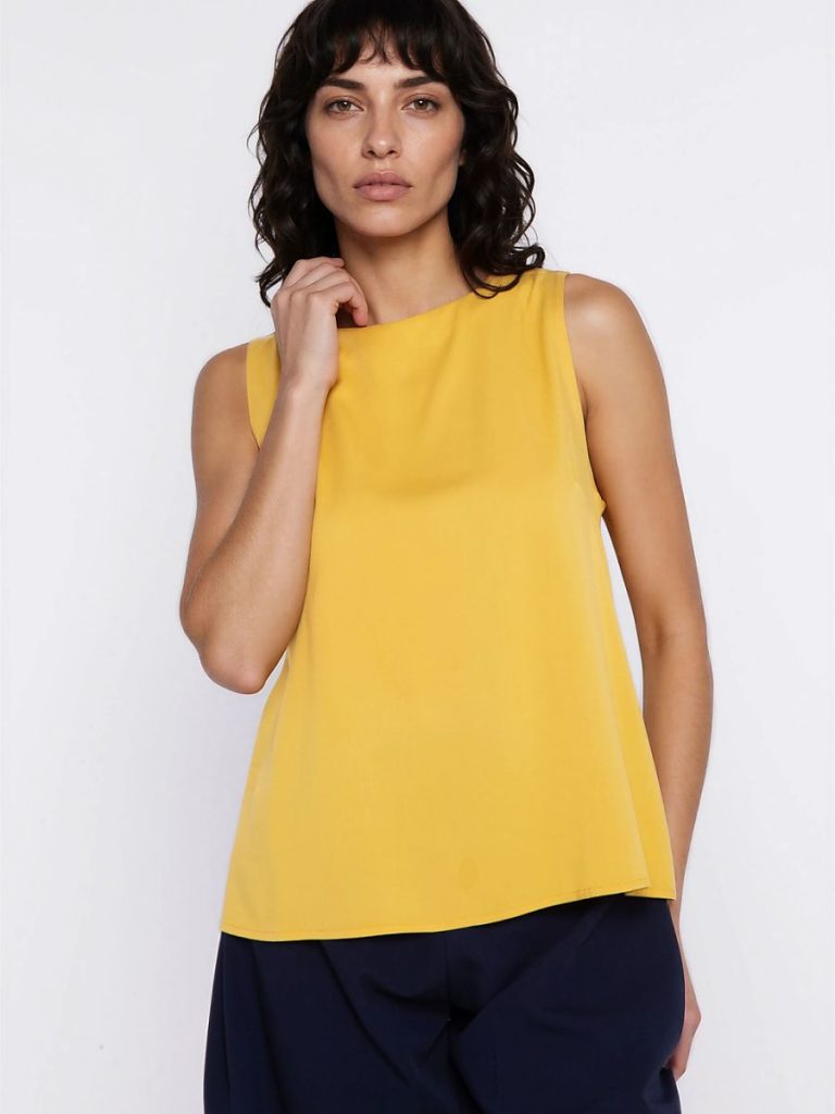 Blouse jaune sans manches coupe trapézoïdale fluide femme — vue 3