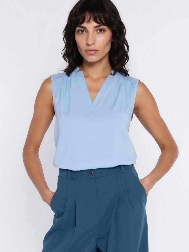 Chemisier sans manches en viscose fluide avec découpe géométrique au décolleté