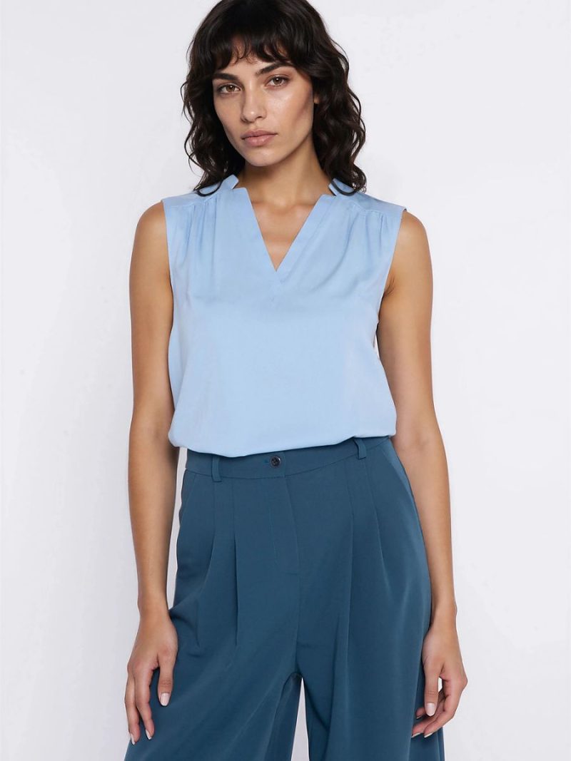 Chemisier sans manches en viscose fluide avec découpe géométrique au décolleté — vue 3