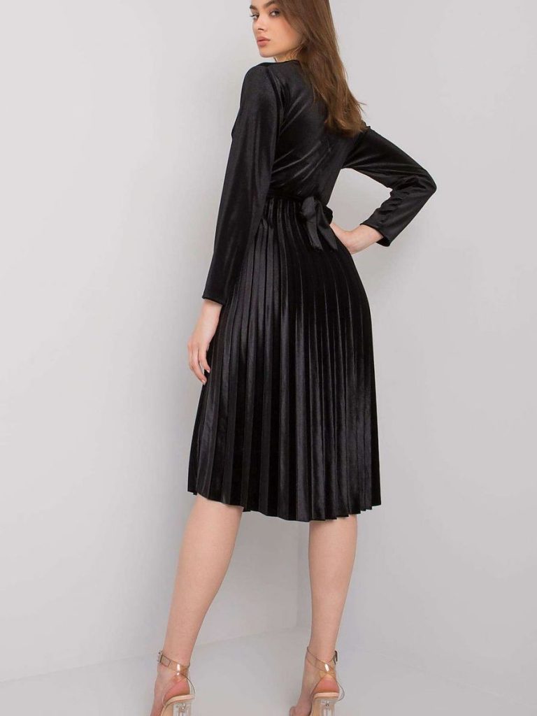 Robe soirée noire épurée coupe flatteuse élégance accessible — vue 2
