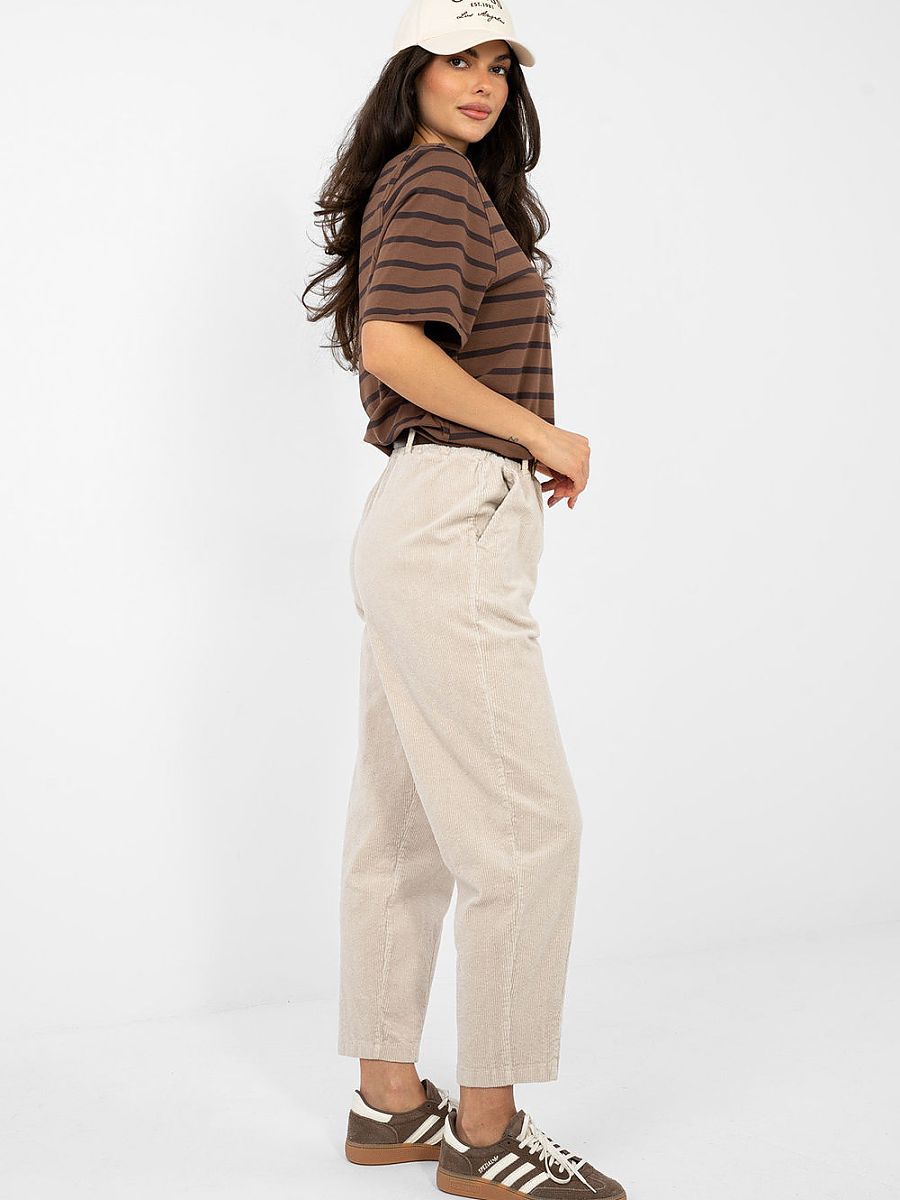 Pantalon carrot beige en velours côtelé, coupe haute, jambes 7/8 — vue 1