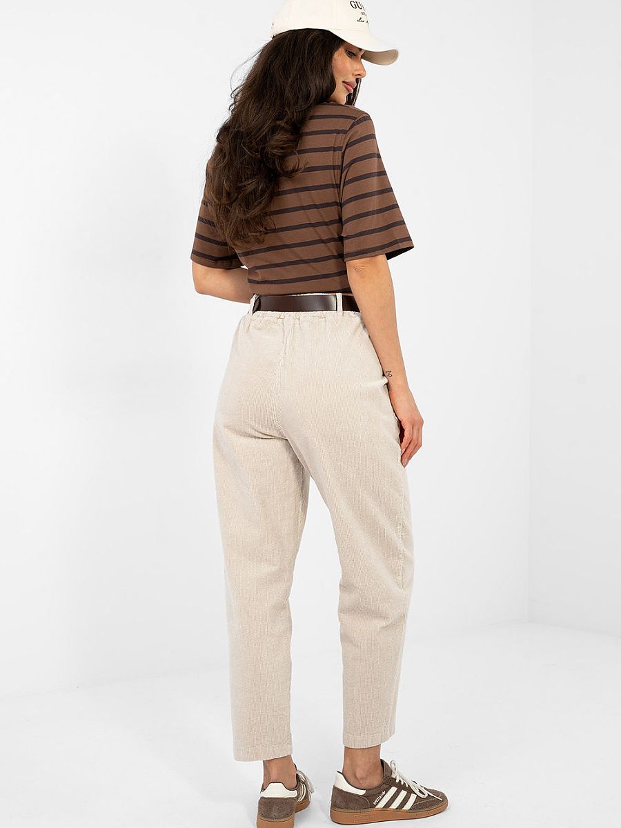 Pantalon carrot beige en velours côtelé, coupe haute, jambes 7/8 — vue 2