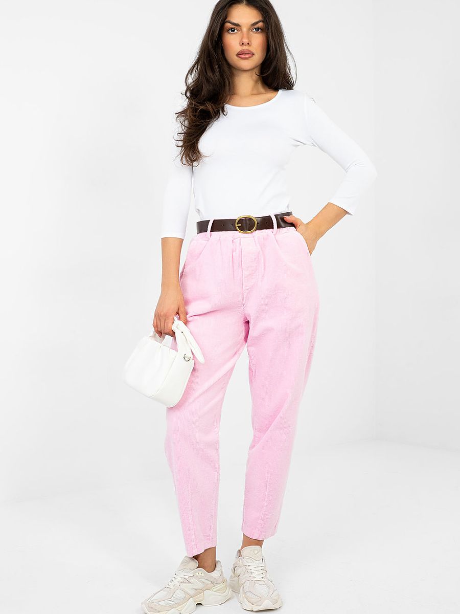 Tenue de bureau élégante femme : allier confort et style