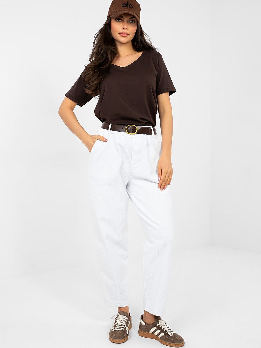 Pantalon carrot blanc en velours côtelé, taille haute, vue de face