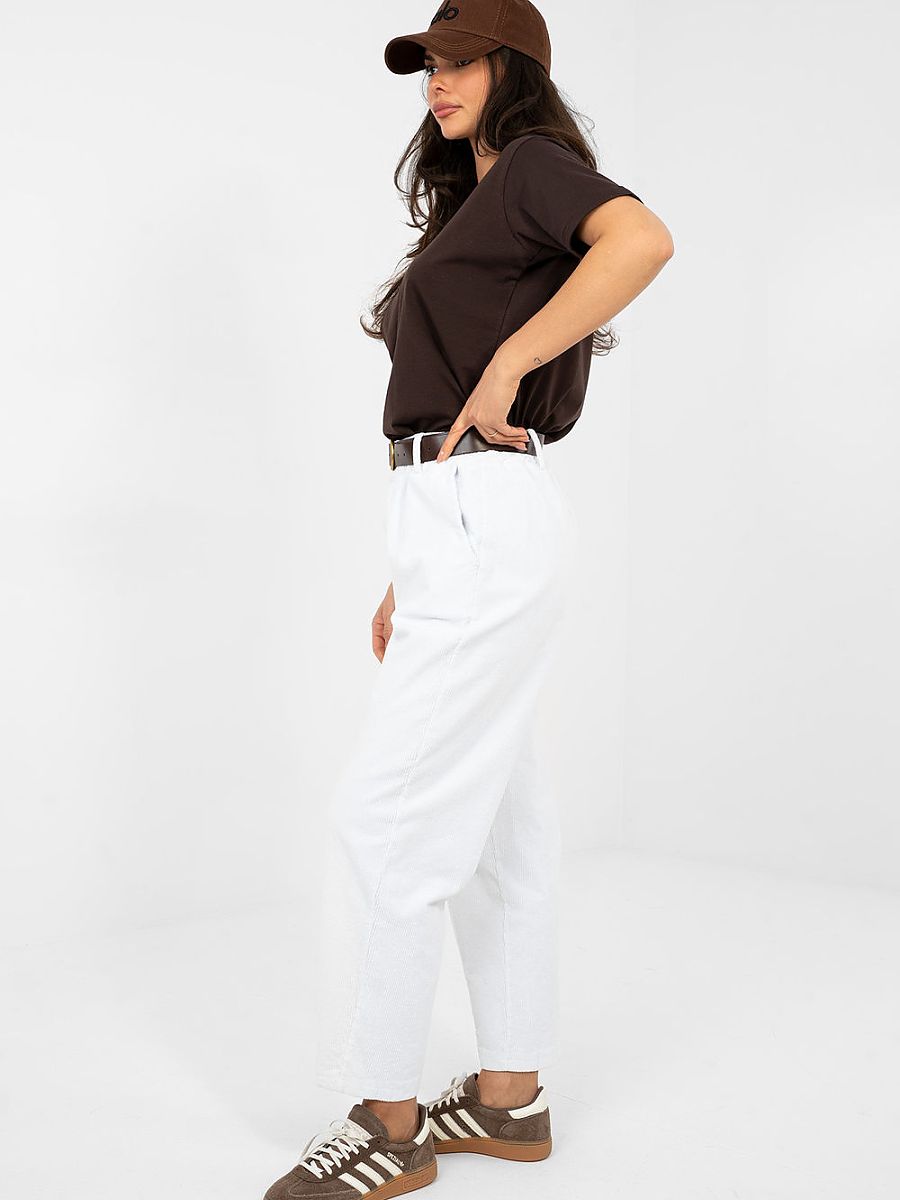 Pantalon carrot blanc en velours côtelé, taille haute, vue de face — vue 2