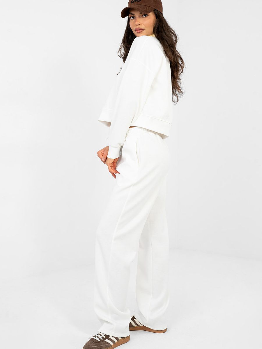 Ensemble loungewear beige deux-pièces, sweat court brodé et pantalon taille haute