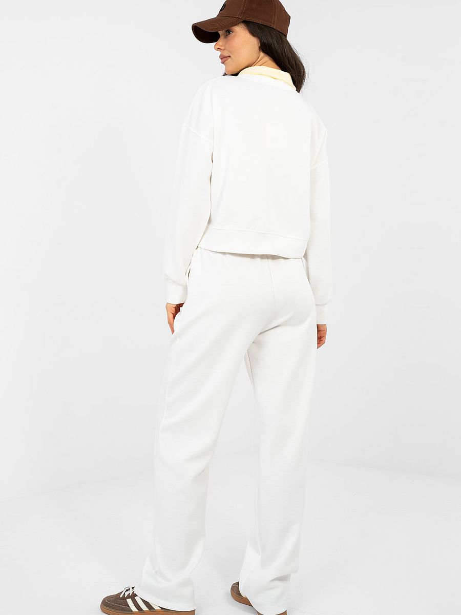 Ensemble loungewear beige deux-pièces, sweat court brodé et pantalon taille haute — vue 1