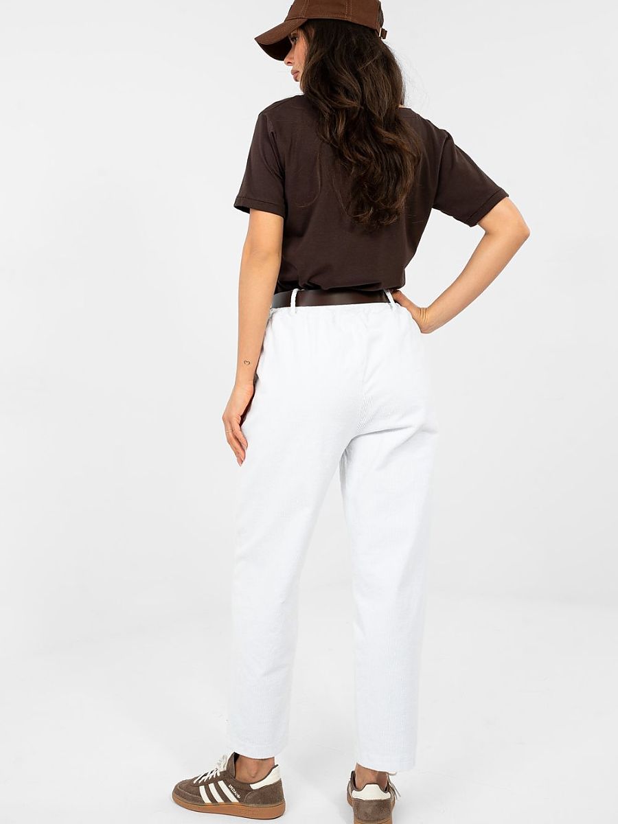 Pantalon carrot blanc en velours côtelé, taille haute, vue de face — vue 3