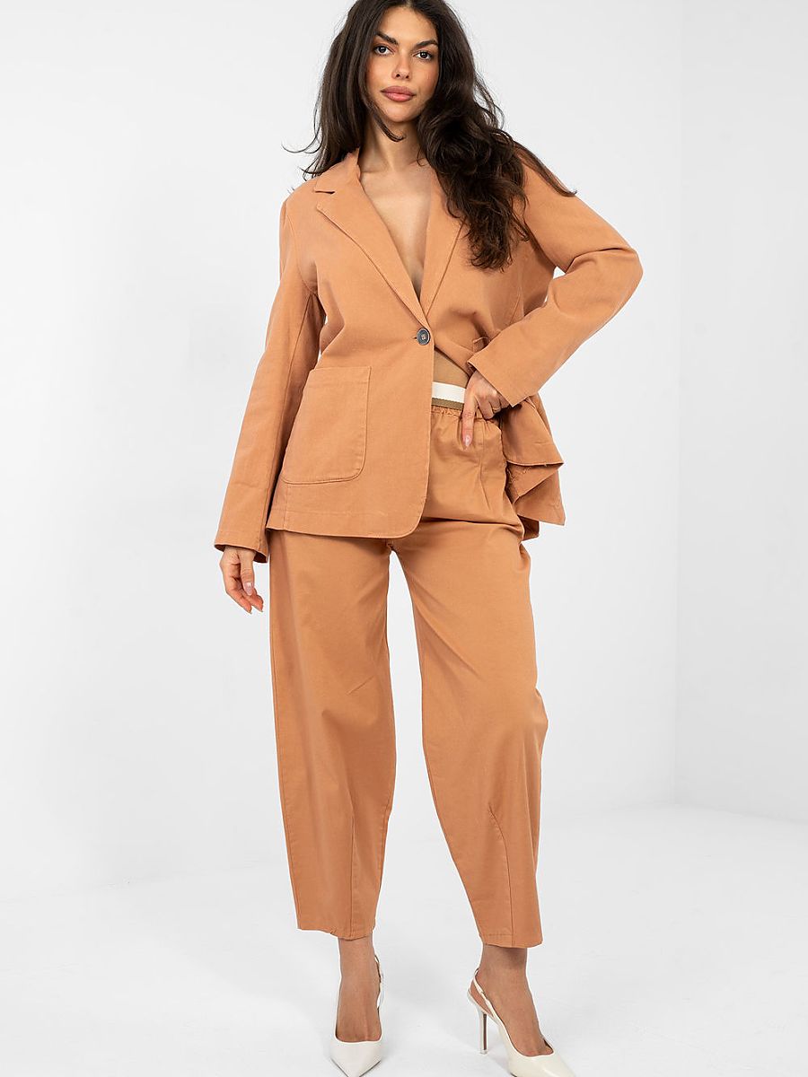 Pantalon carrot orange taille haute et jambes 7/8, vue de face