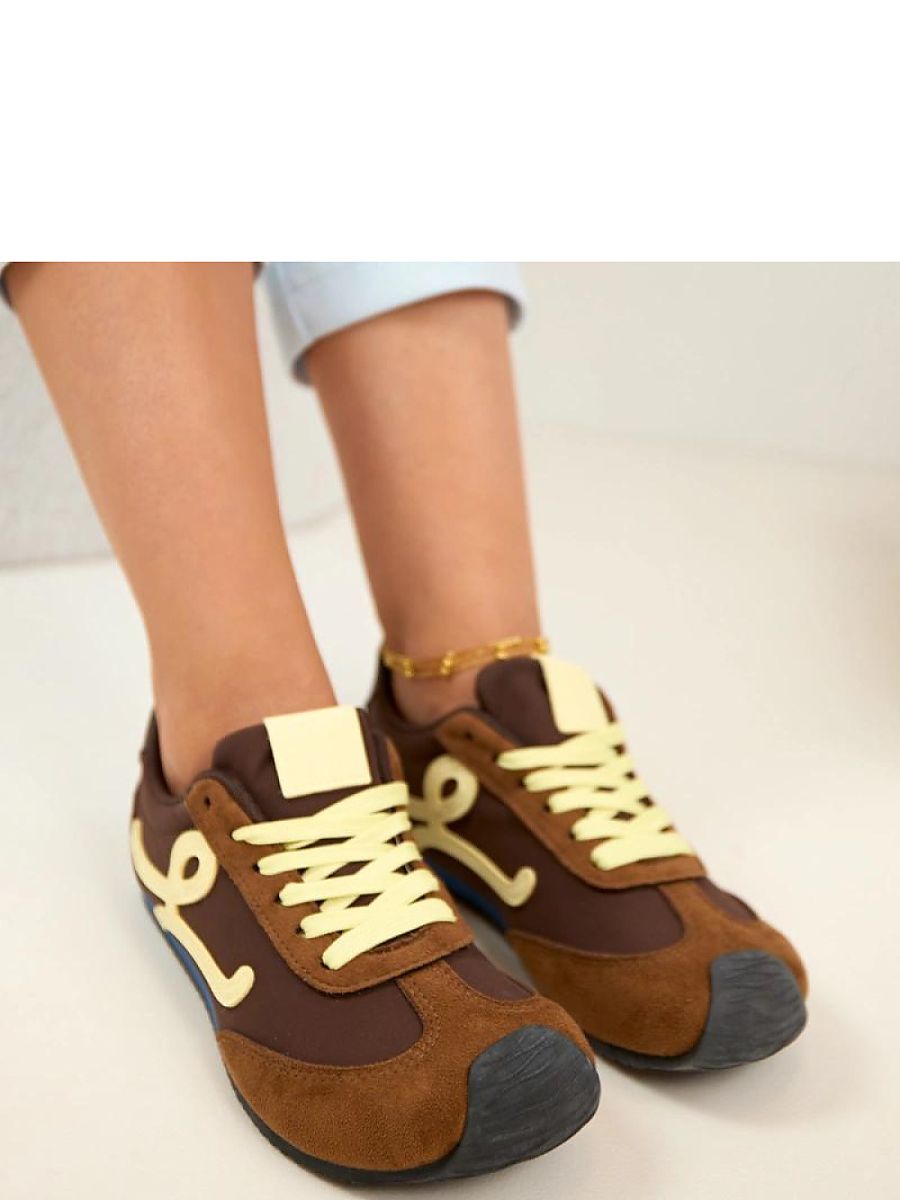 Baskets femme cuir suédé marron clair, coupe basse avec patchs — vue 3