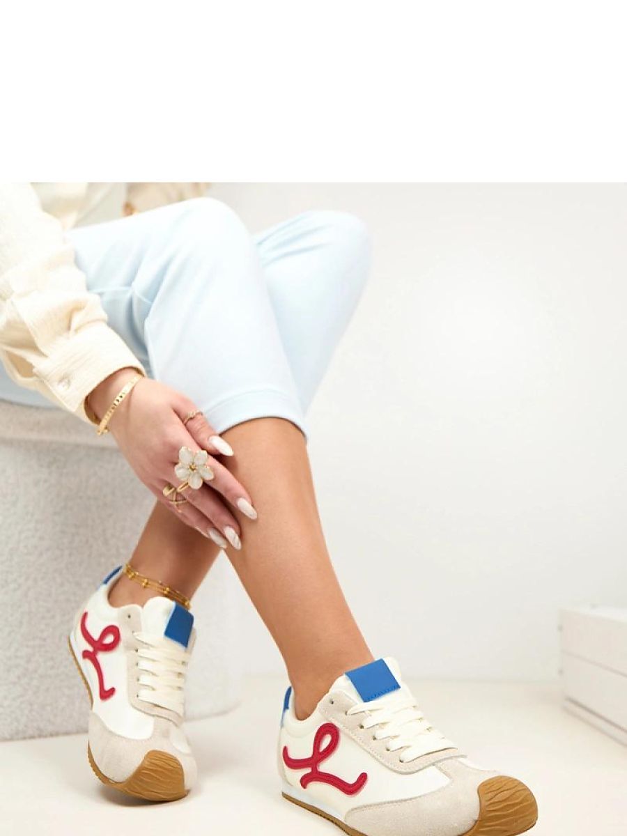 Baskets femme beige suédé avec détails latéraux, vue de côté — vue 2