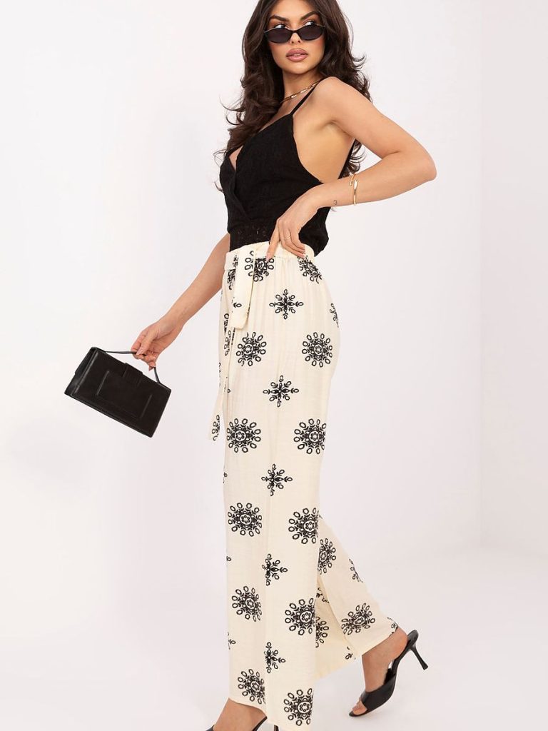 Palazzo beige clair jambes larges fluides femme élégante — vue 1