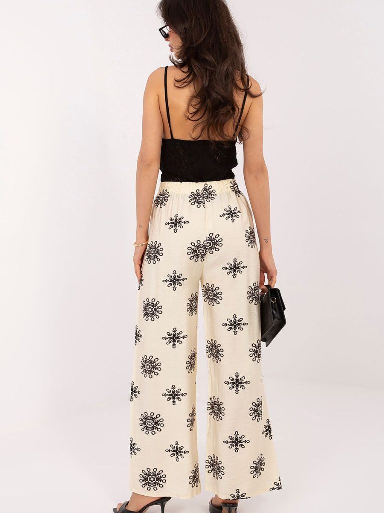 Palazzo beige clair jambes larges fluides femme élégante — vue 2
