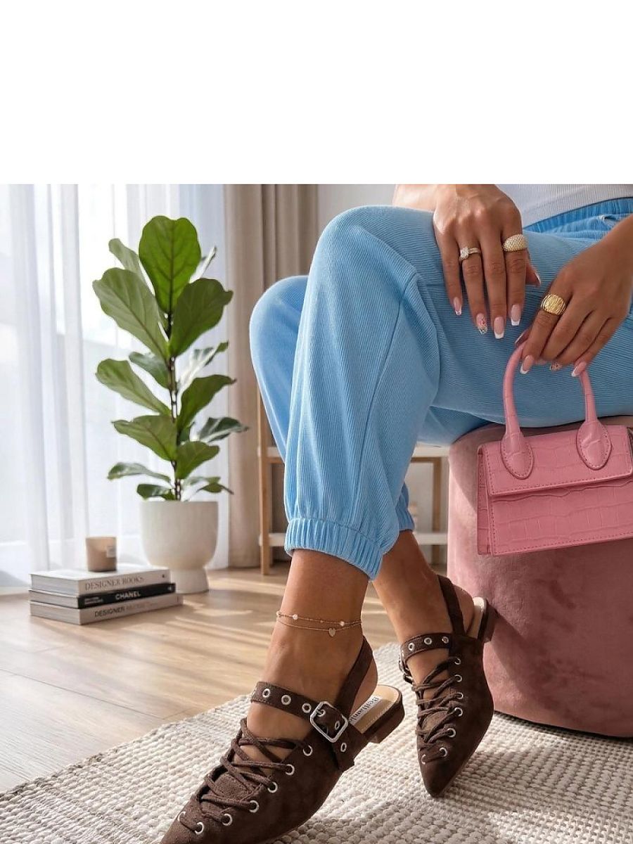 Ballerine pointue brun en suédé écologique avec lacet décoratif