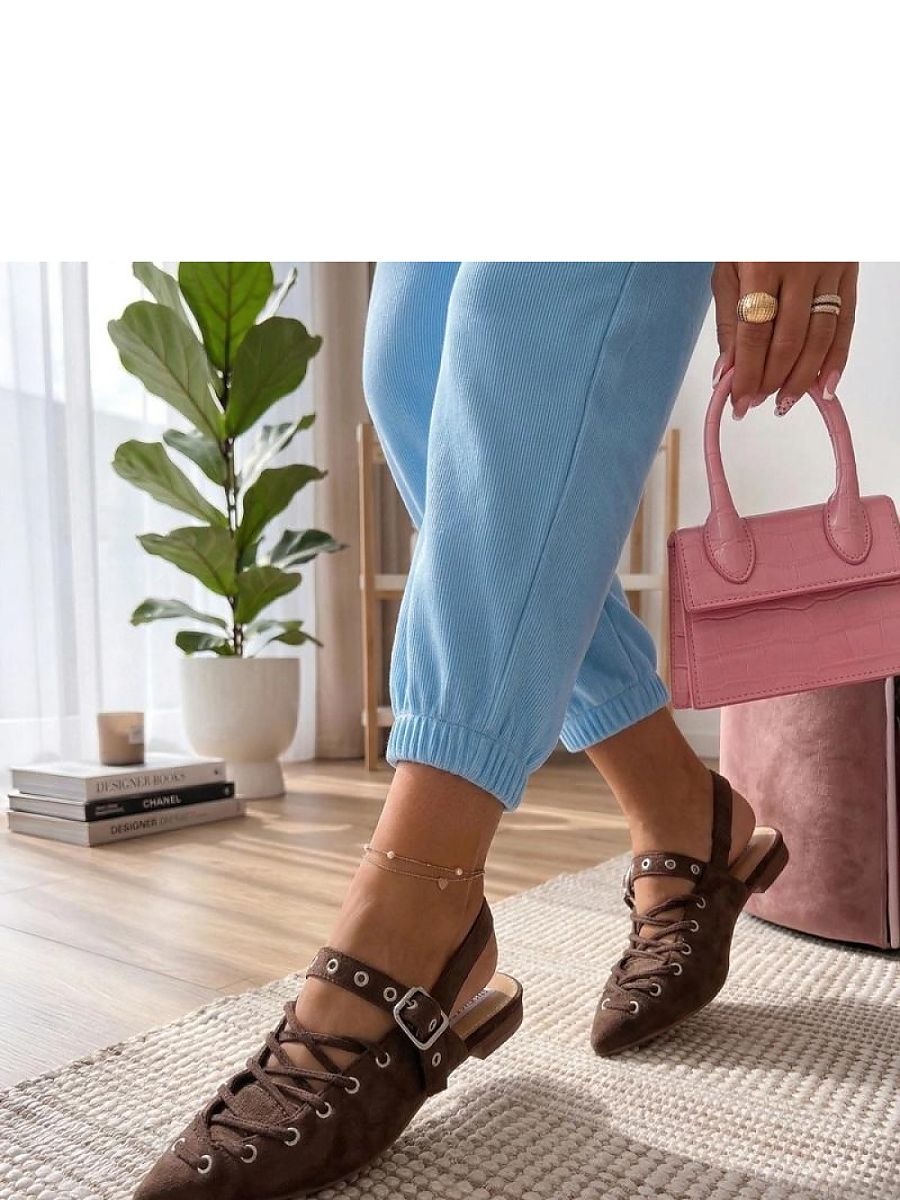Ballerine pointue brun en suédé écologique avec lacet décoratif — vue 1